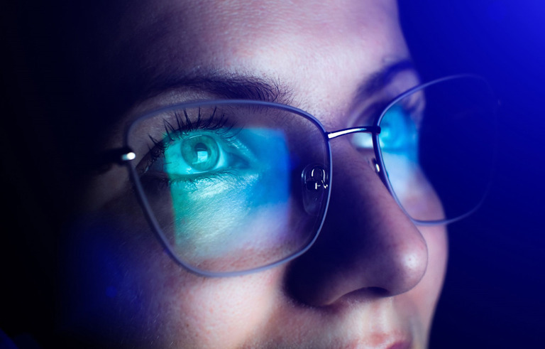 ブルーライト対策の眼鏡に短期的な利点がない可能性があるとの研究が報告された/Vadym Plysiuk/iStockphoto/Getty Images/FILE